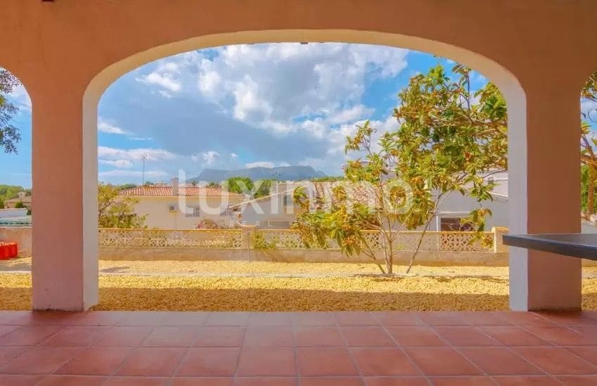 5 soveværelse Villa til leje i Calpe / Calp med swimmingpool garage - € 3.000 (Ref: 8735858)