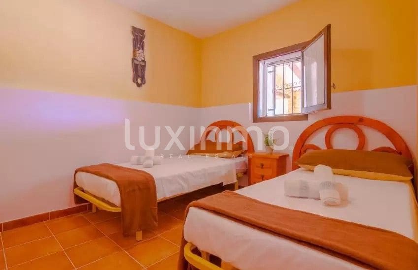 5 soveværelse Villa til leje i Calpe / Calp med swimmingpool garage - € 3.000 (Ref: 8735858)