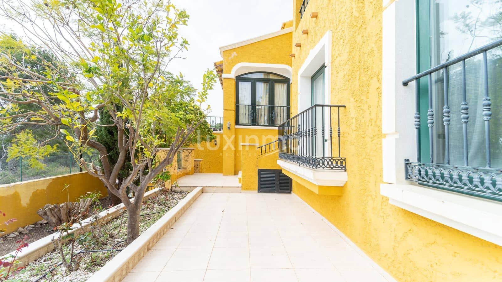 3 bedroom Villa for sale in Altea with pool garage - € 880,000 (Ref: 8775808)