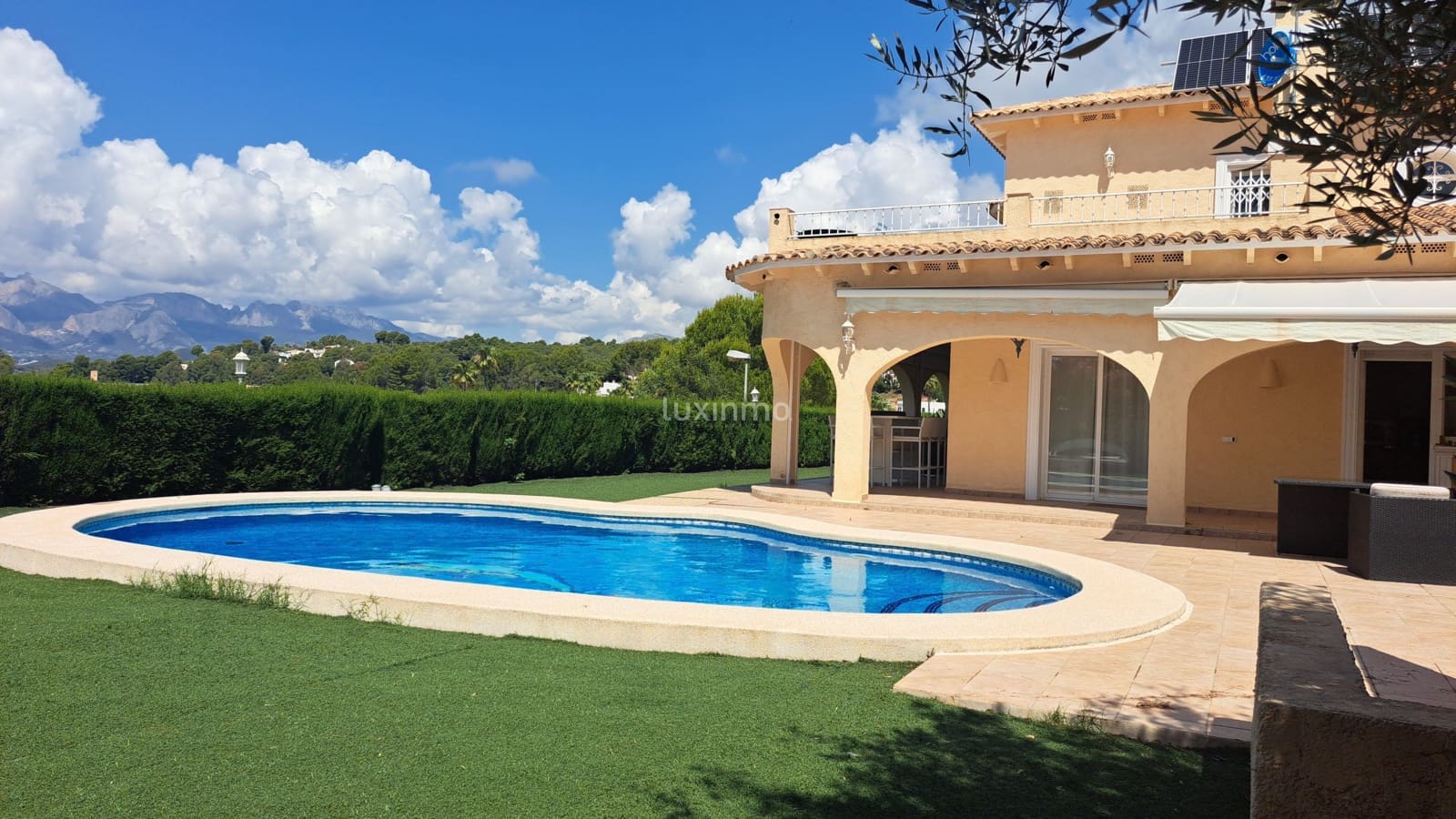 4 bedroom Villa for sale in Altea with pool garage - € 1,500,000 (Ref: 8817014)
