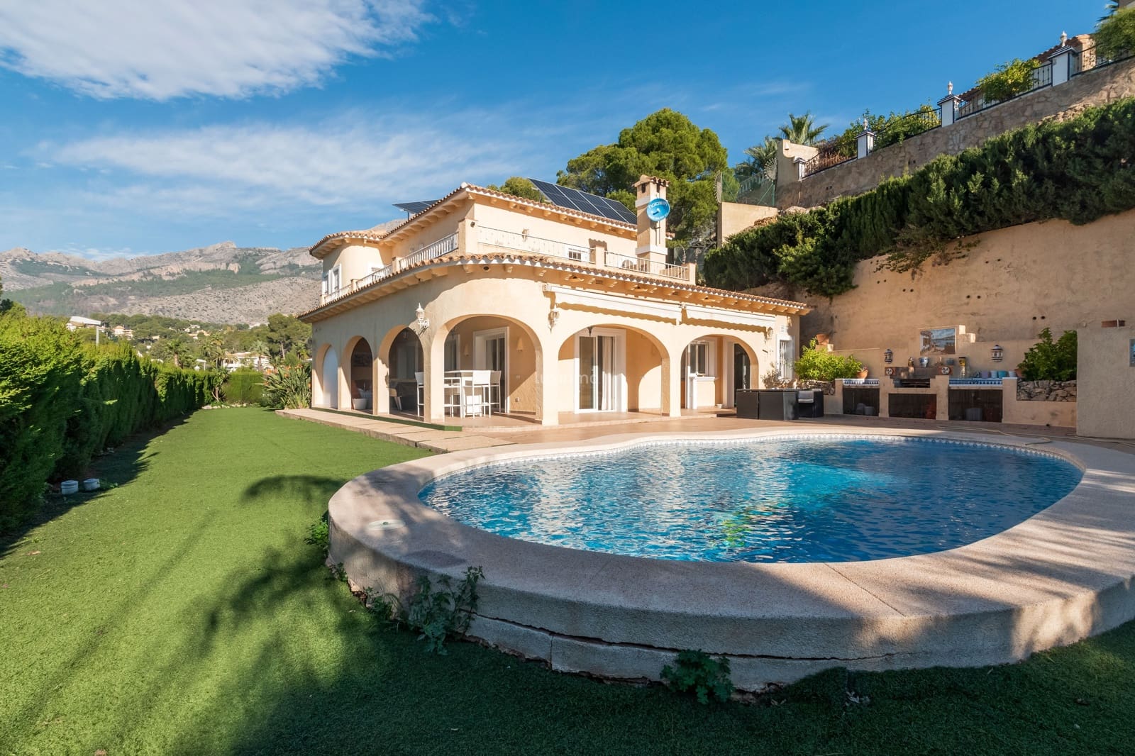 4 bedroom Villa for sale in Altea with pool garage - € 1,500,000 (Ref: 8817014)