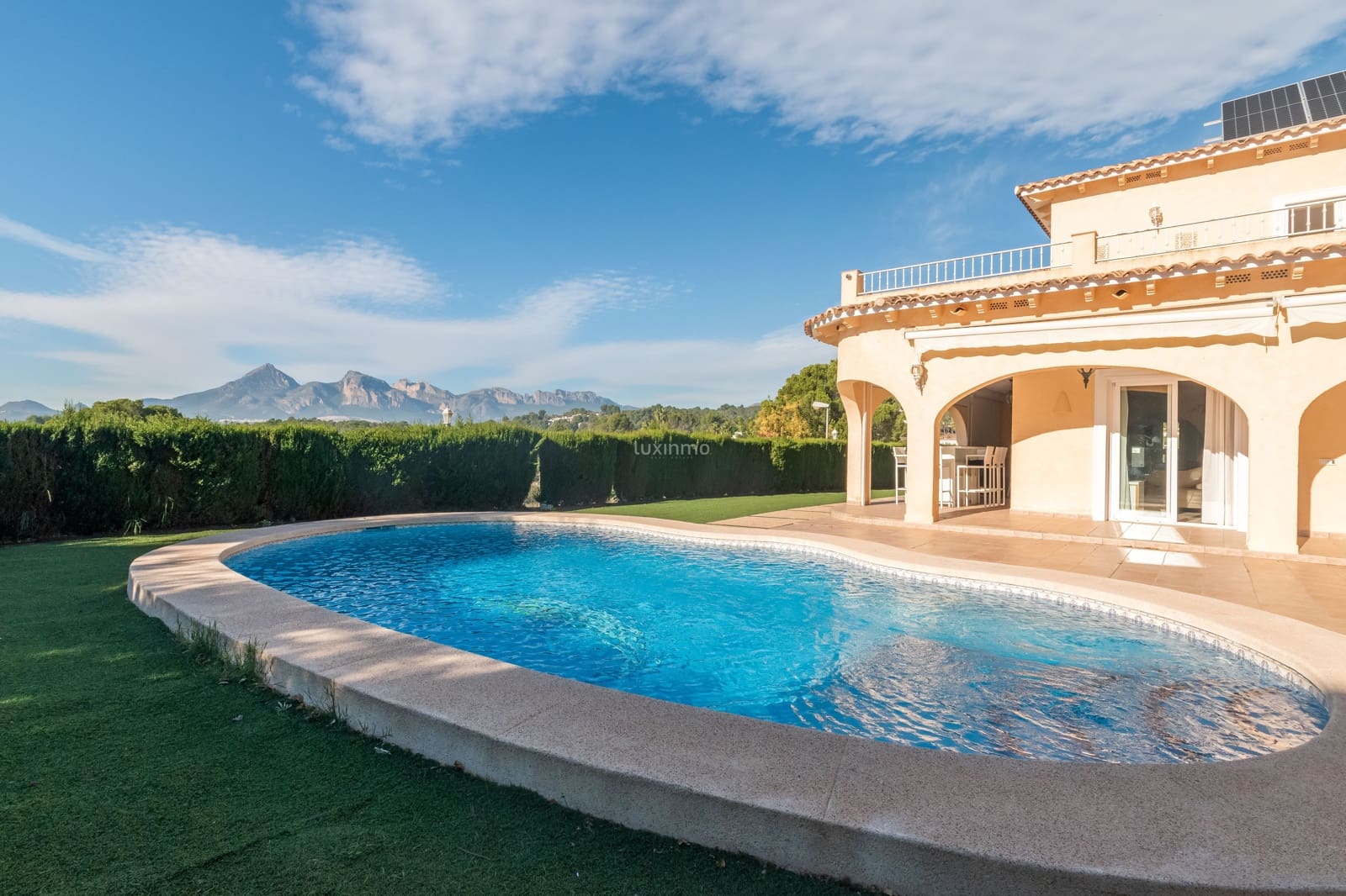 4 bedroom Villa for sale in Altea with pool garage - € 1,500,000 (Ref: 8817014)