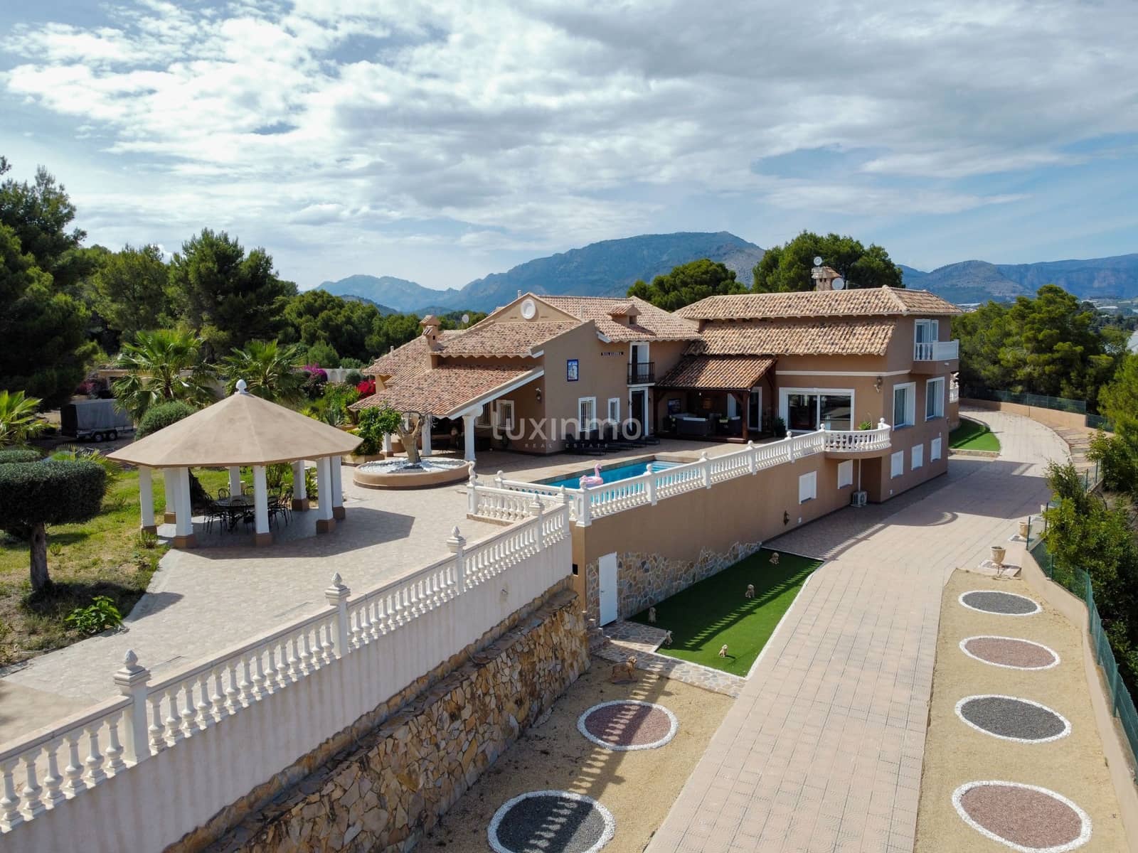 8 slaapkamer Villa te koop in La Nucia met zwembad - € 2.500.000 (Ref: 8821203)