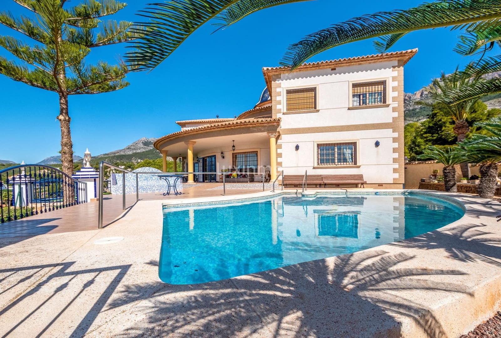 6 bedroom Villa for sale in Altea with pool garage - € 1,800,000 (Ref: 8821232)