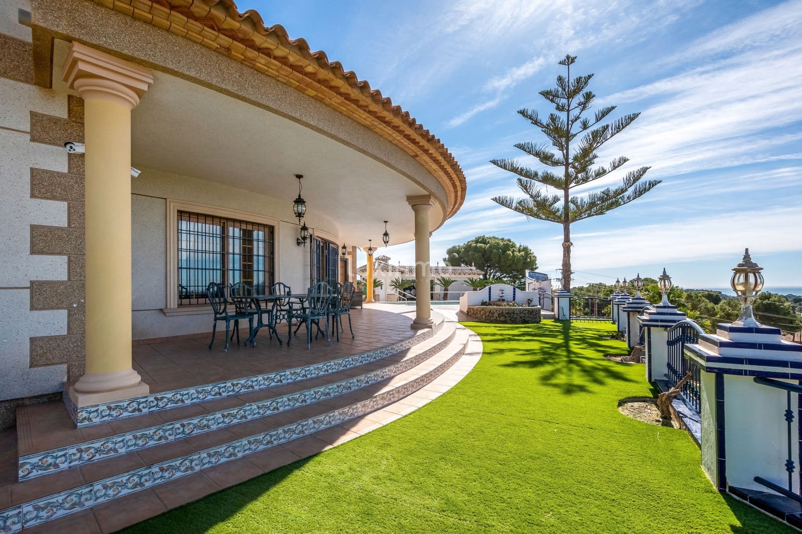 6 bedroom Villa for sale in Altea with pool garage - € 1,800,000 (Ref: 8821232)