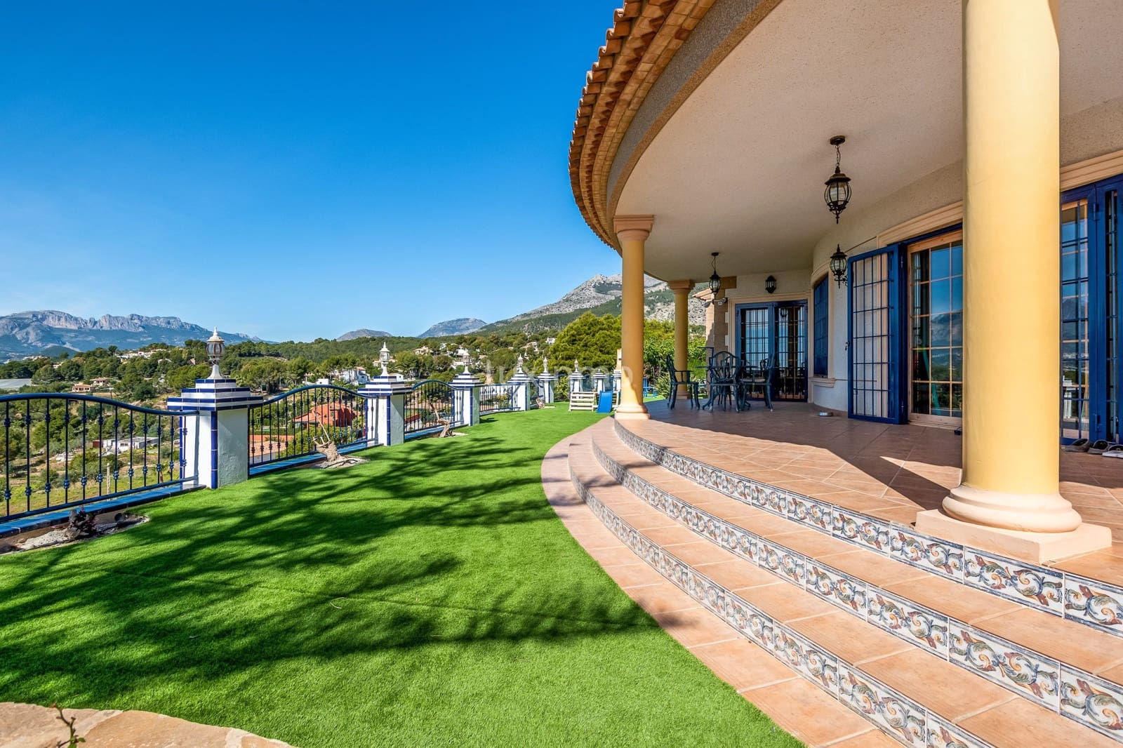 6 bedroom Villa for sale in Altea with pool garage - € 1,800,000 (Ref: 8821232)