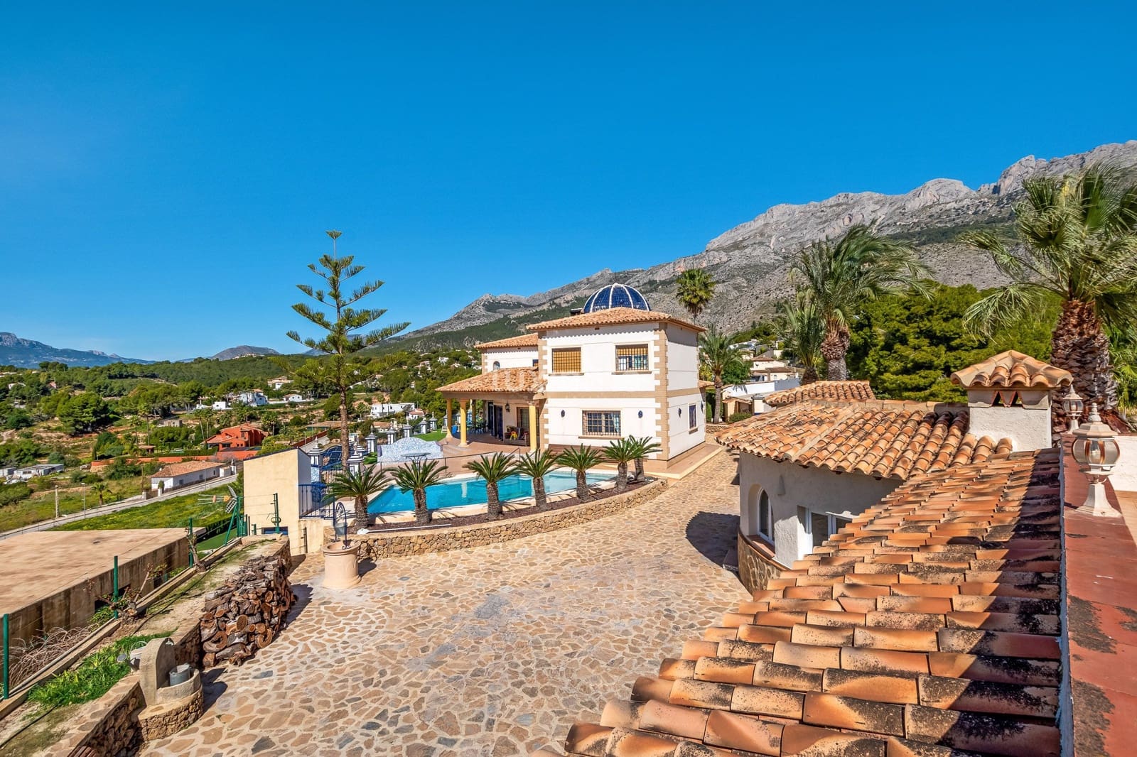 6 bedroom Villa for sale in Altea with pool garage - € 1,800,000 (Ref: 8821232)