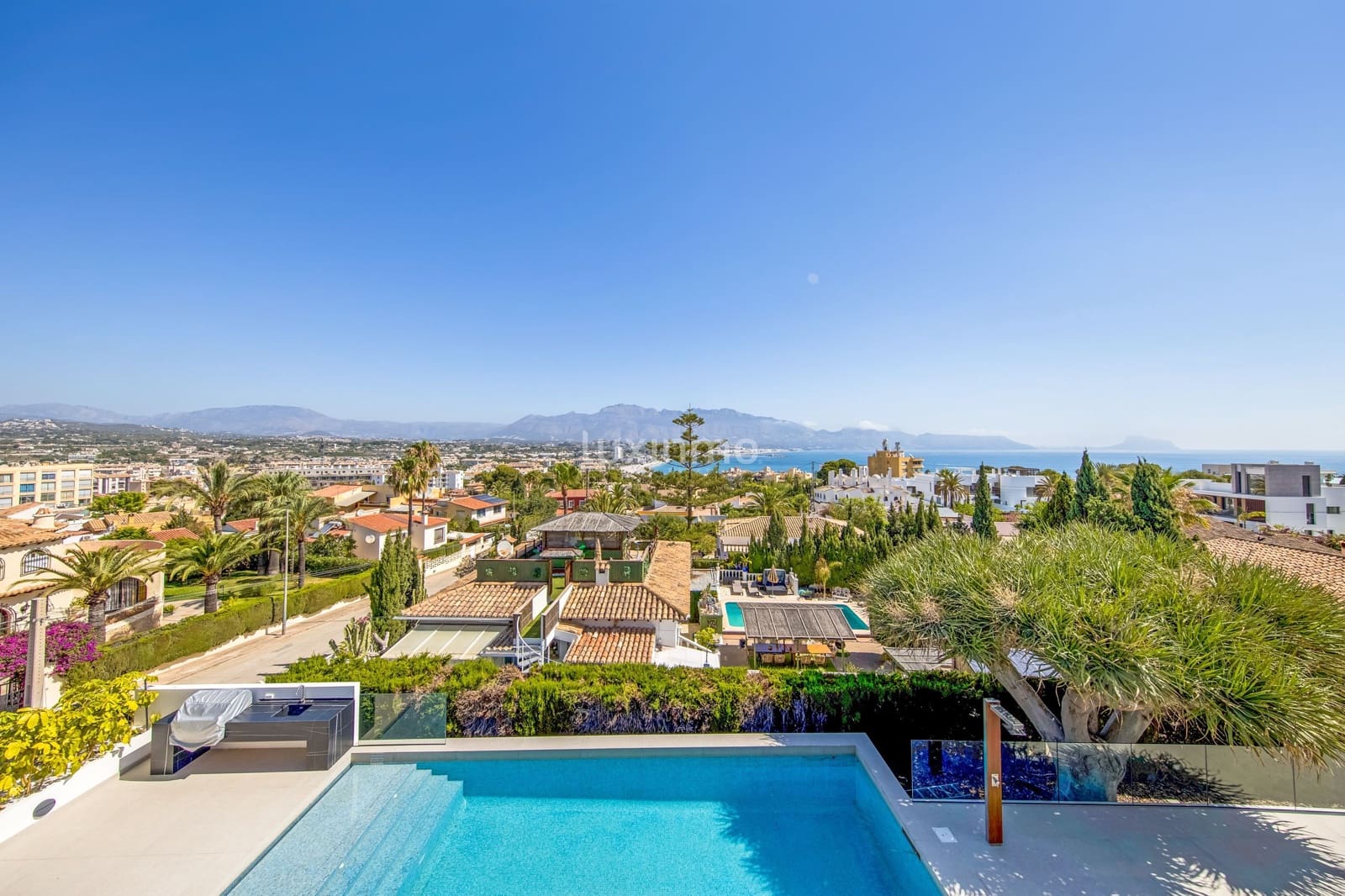 Chalet de 4 habitaciones en Alfaz del Pi / L'Alfàs del Pi en venta con piscina garaje - 3.950.000 € (Ref: 8826935)