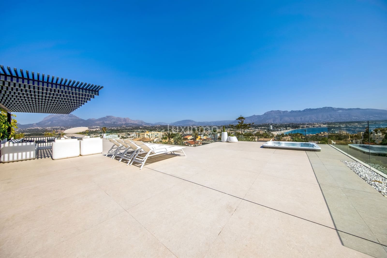 Chalet de 4 habitaciones en Alfaz del Pi / L'Alfàs del Pi en venta con piscina garaje - 3.950.000 € (Ref: 8826935)