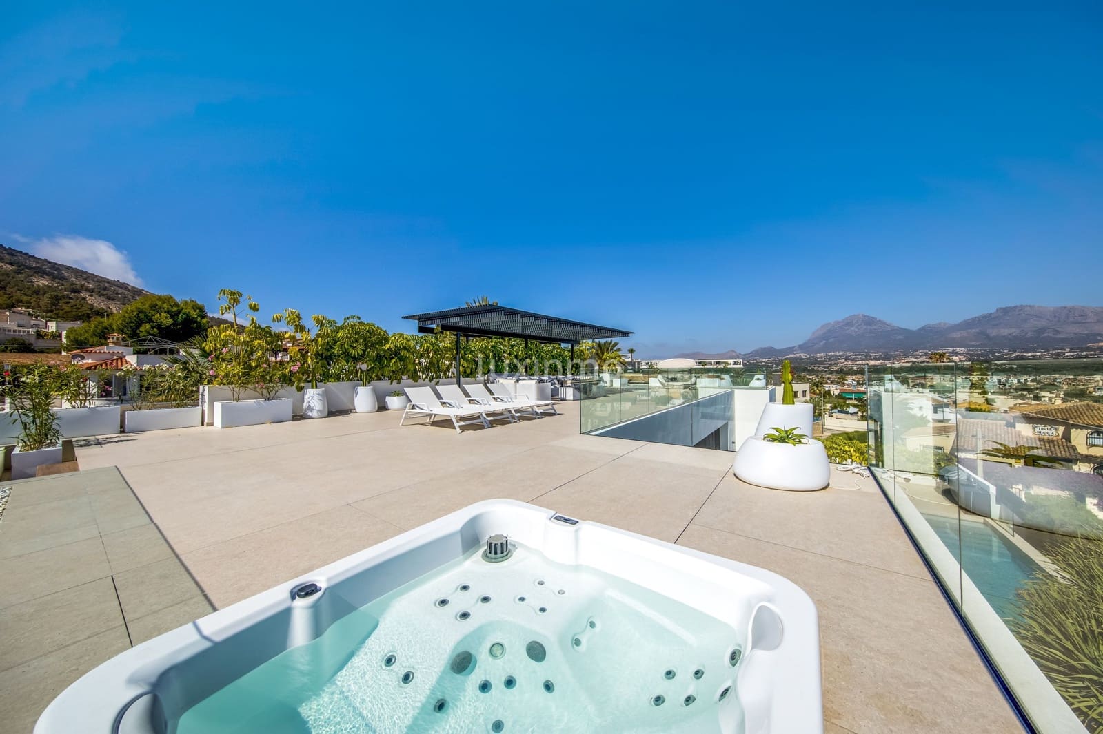 Chalet de 4 habitaciones en Alfaz del Pi / L'Alfàs del Pi en venta con piscina garaje - 3.950.000 € (Ref: 8826935)