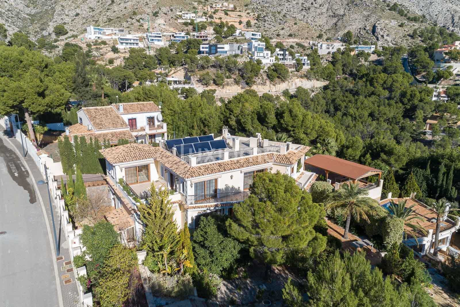 7 makuuhuone Huvila myytävänä paikassa Altea mukana uima-altaan 
autotalli - 4 000 000 € (Ref: 8828465)