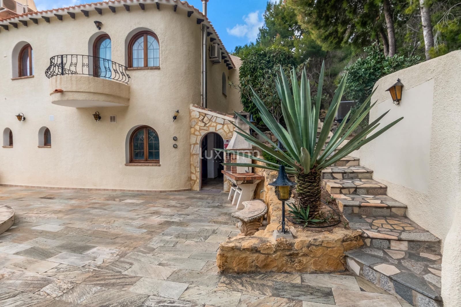 4 bedroom Villa for sale in Altea with pool garage - € 1,350,000 (Ref: 8829159)