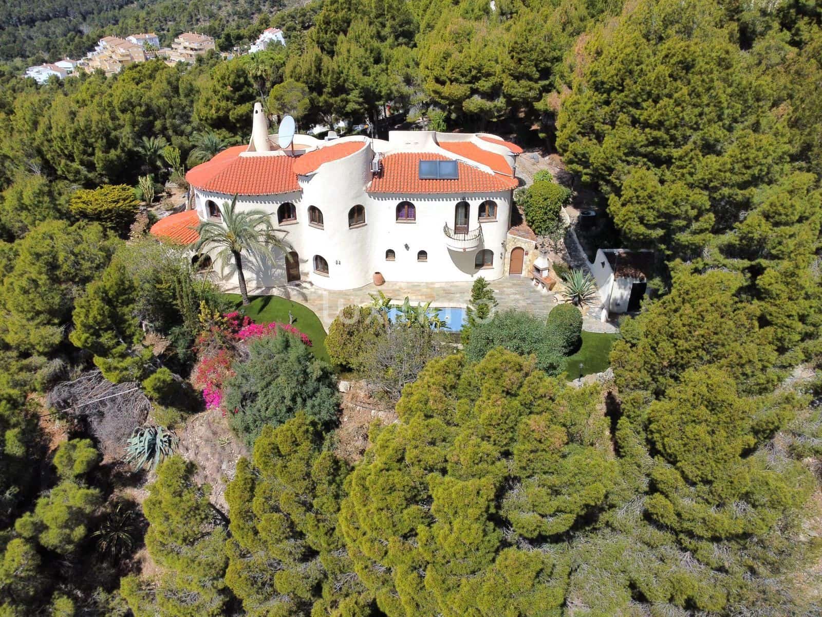 4 bedroom Villa for sale in Altea with pool garage - € 1,350,000 (Ref: 8829159)