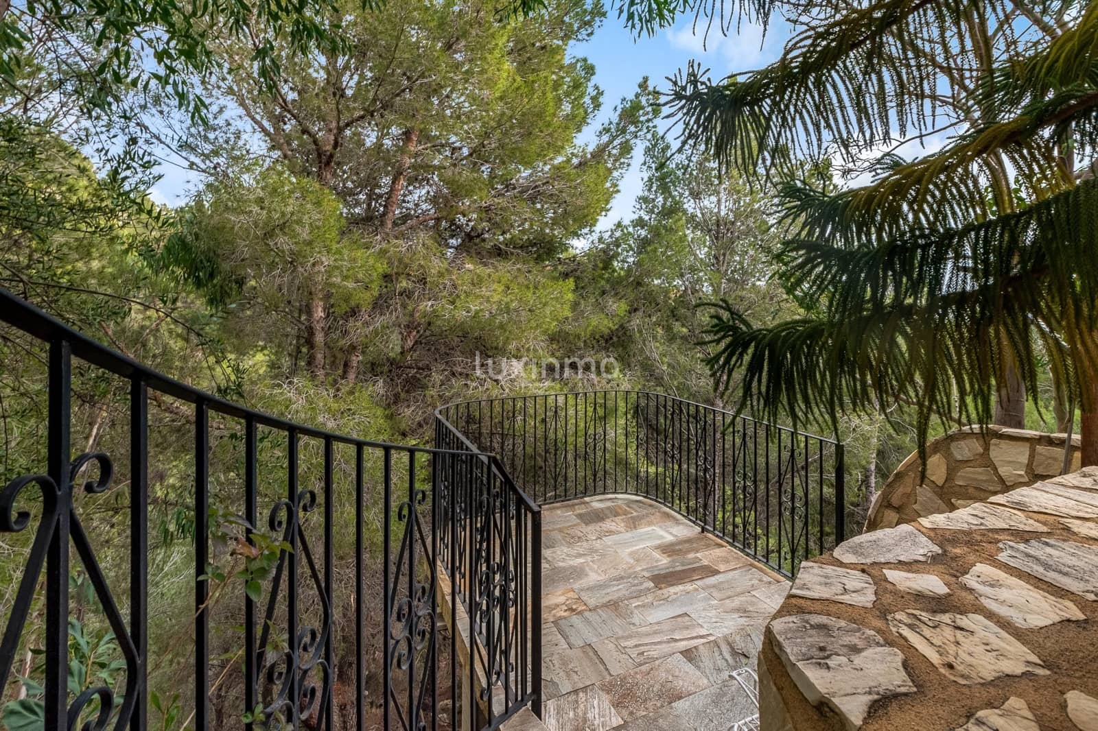 4 bedroom Villa for sale in Altea with pool garage - € 1,350,000 (Ref: 8829159)