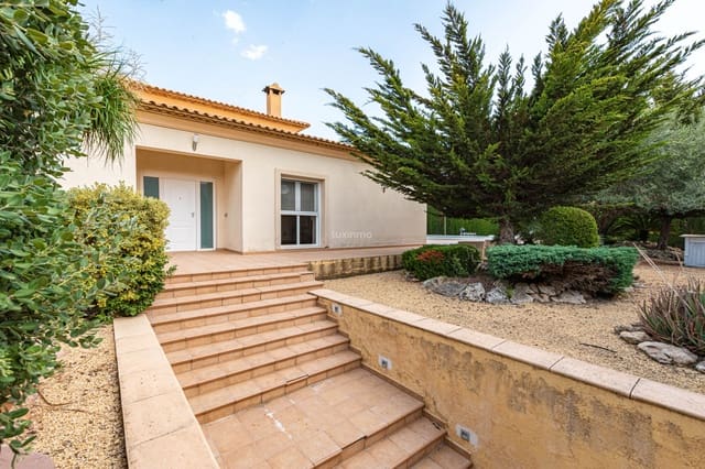 4 bedroom Villa for rent in Calpe / Calp with pool garage - € 3,800 (Ref: 8834056)