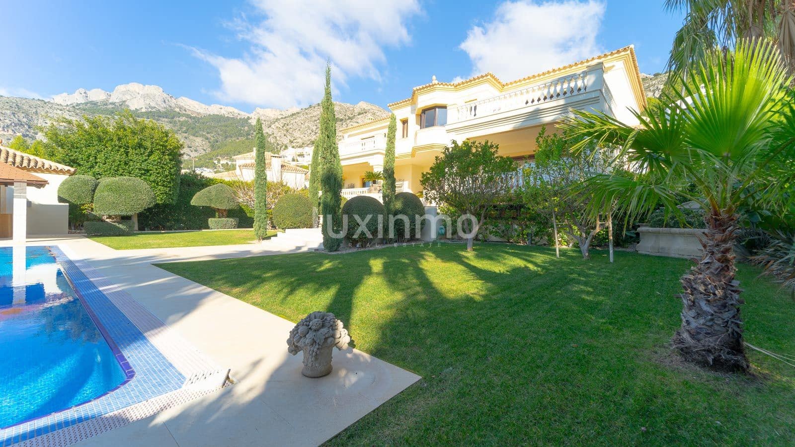 5 bedroom Villa for sale in Altea with pool garage - € 2,800,000 (Ref: 8838210)