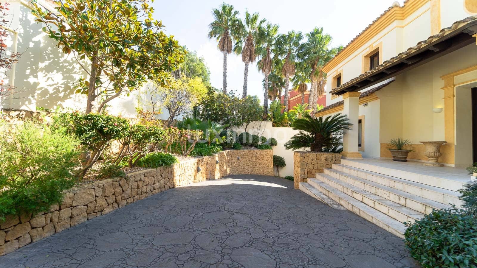 5 bedroom Villa for sale in Altea with pool garage - € 2,800,000 (Ref: 8838210)