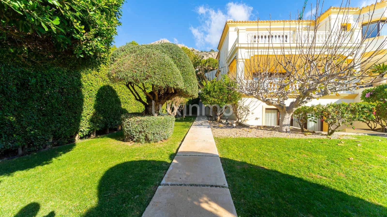 5 bedroom Villa for sale in Altea with pool garage - € 2,800,000 (Ref: 8838210)