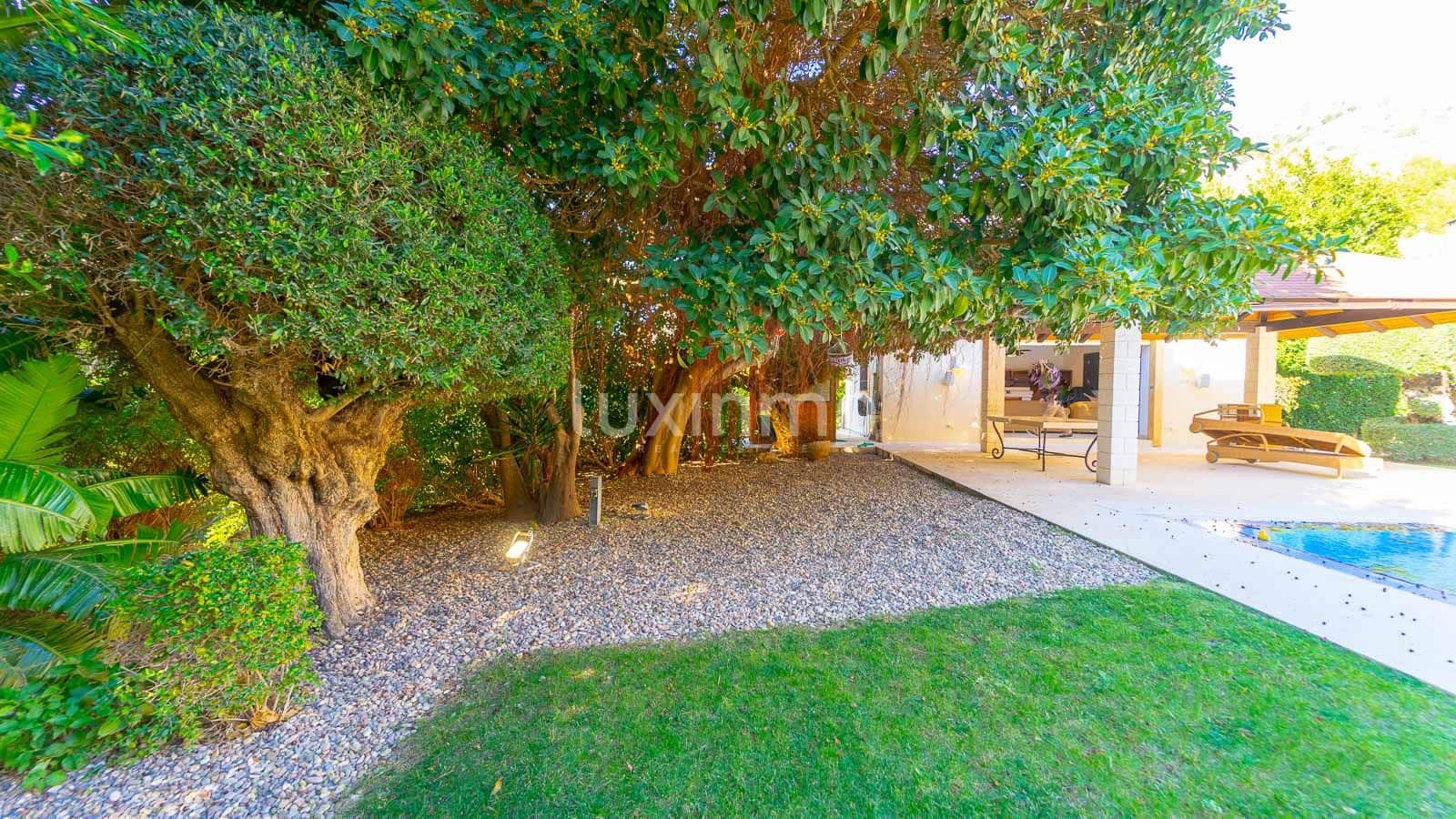 5 bedroom Villa for sale in Altea with pool garage - € 2,800,000 (Ref: 8838210)