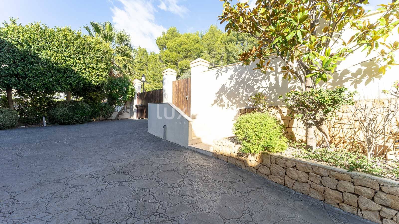 5 bedroom Villa for sale in Altea with pool garage - € 2,800,000 (Ref: 8838210)