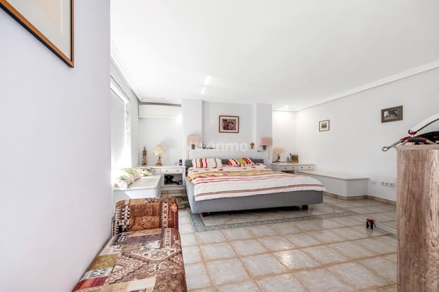 Chalet de 9 habitaciones en Alfaz del Pi / L'Alfàs del Pi en venta con piscina garaje - 1.075.000 € (Ref: 8840511)