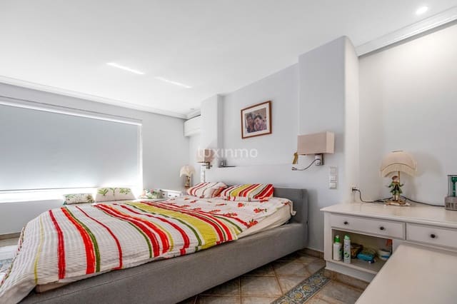 Chalet de 9 habitaciones en Alfaz del Pi / L'Alfàs del Pi en venta con piscina garaje - 1.075.000 € (Ref: 8840511)