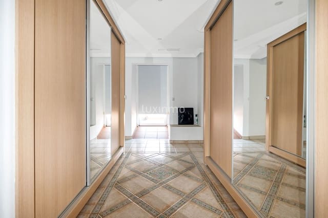 Chalet de 9 habitaciones en Alfaz del Pi / L'Alfàs del Pi en venta con piscina garaje - 1.075.000 € (Ref: 8840511)