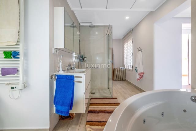 Chalet de 9 habitaciones en Alfaz del Pi / L'Alfàs del Pi en venta con piscina garaje - 1.075.000 € (Ref: 8840511)