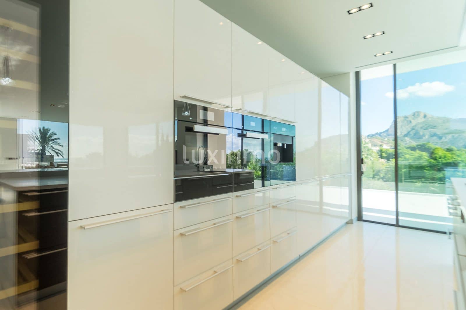 4 bedroom Villa for sale in Altea with pool garage - € 2,650,000 (Ref: 8844189)