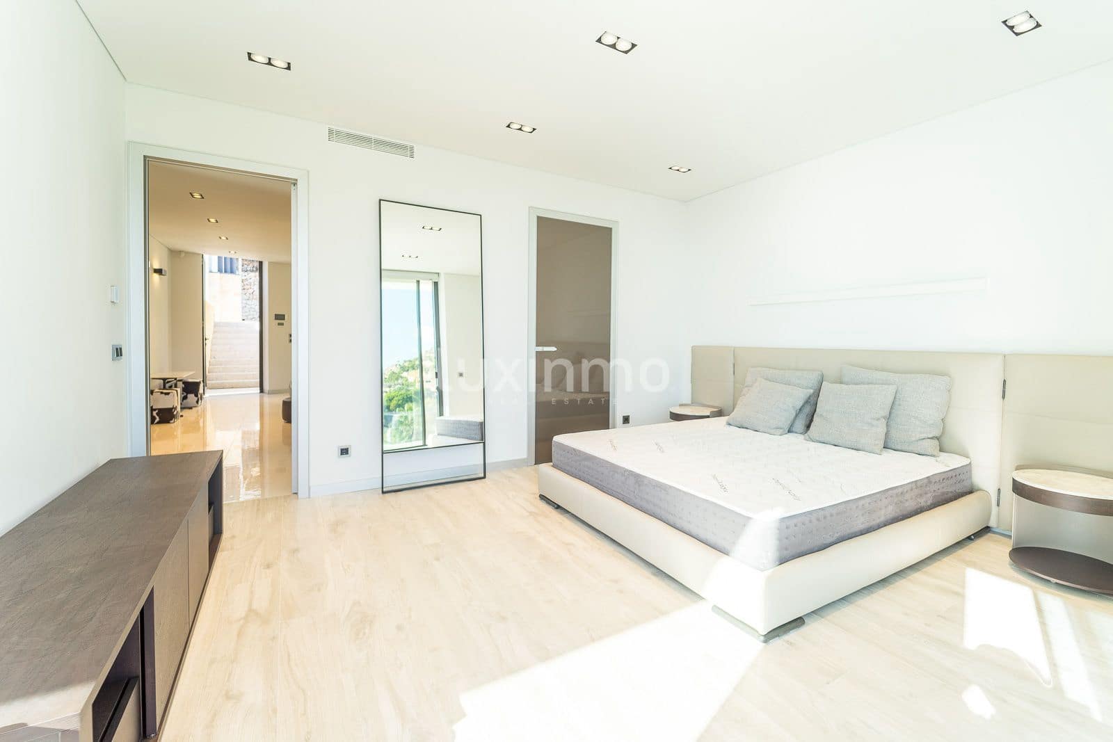 4 bedroom Villa for sale in Altea with pool garage - € 2,650,000 (Ref: 8844189)