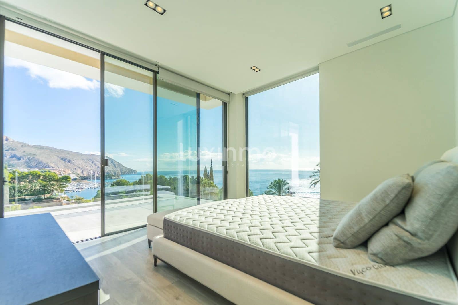 4 bedroom Villa for sale in Altea with pool garage - € 2,650,000 (Ref: 8844189)