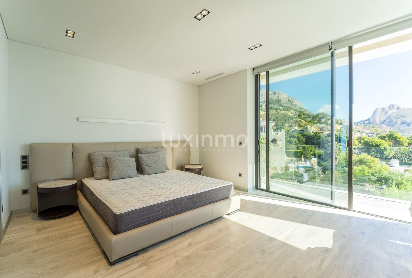 4 bedroom Villa for sale in Altea with pool garage - € 2,650,000 (Ref: 8844189)