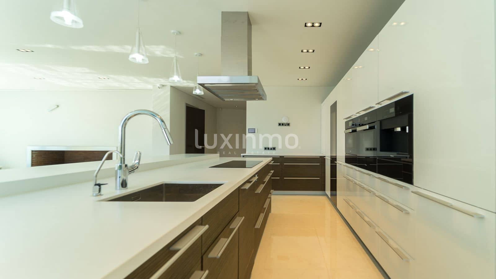 4 bedroom Villa for sale in Altea with pool garage - € 2,650,000 (Ref: 8844189)