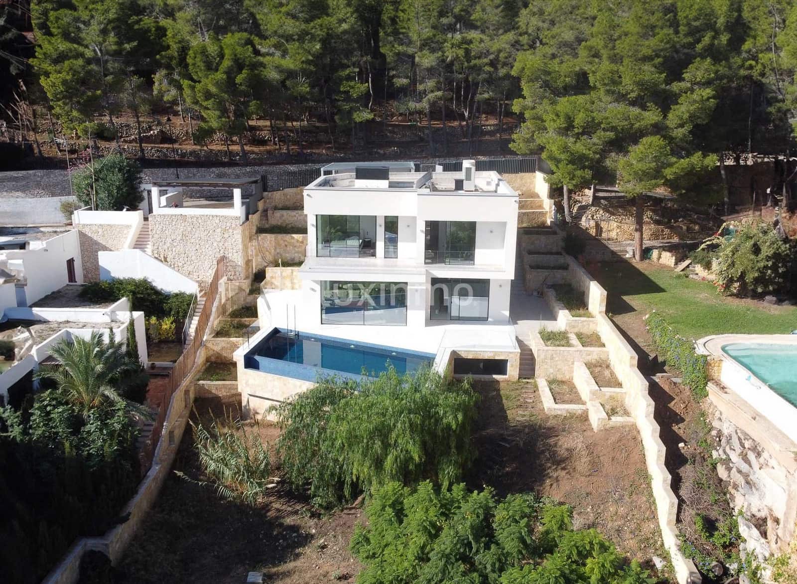 4 bedroom Villa for sale in Altea with pool garage - € 2,650,000 (Ref: 8844189)
