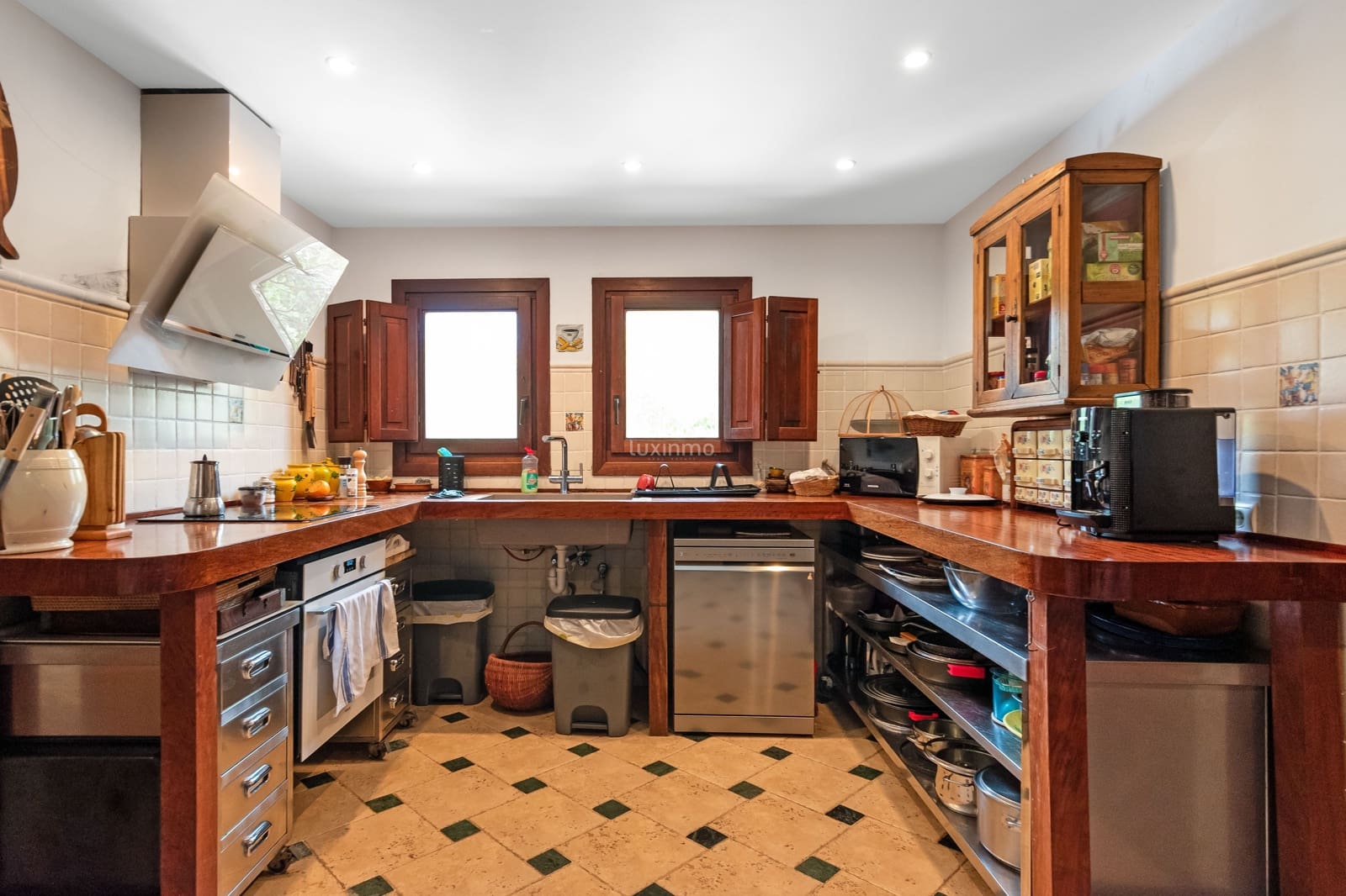 4 bedroom Villa for sale in Altea with pool - € 1,900,000 (Ref: 8983553)