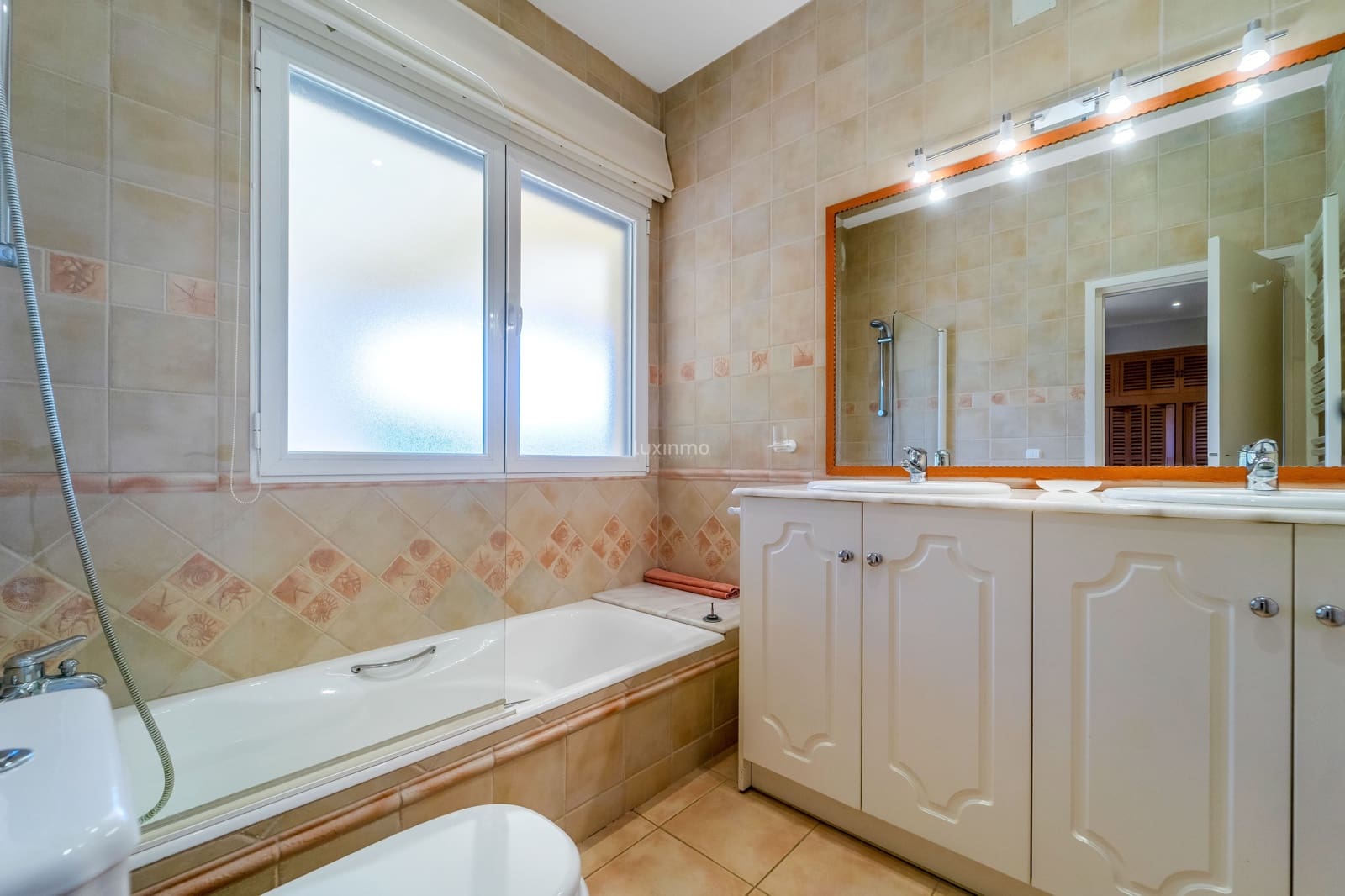 5 bedroom Villa for sale in Altea with pool garage - € 1,375,000 (Ref: 9006333)