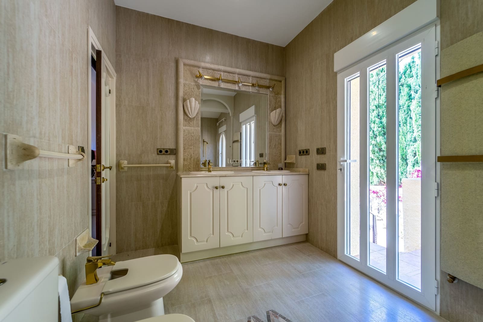 5 bedroom Villa for sale in Altea with pool garage - € 1,375,000 (Ref: 9006333)