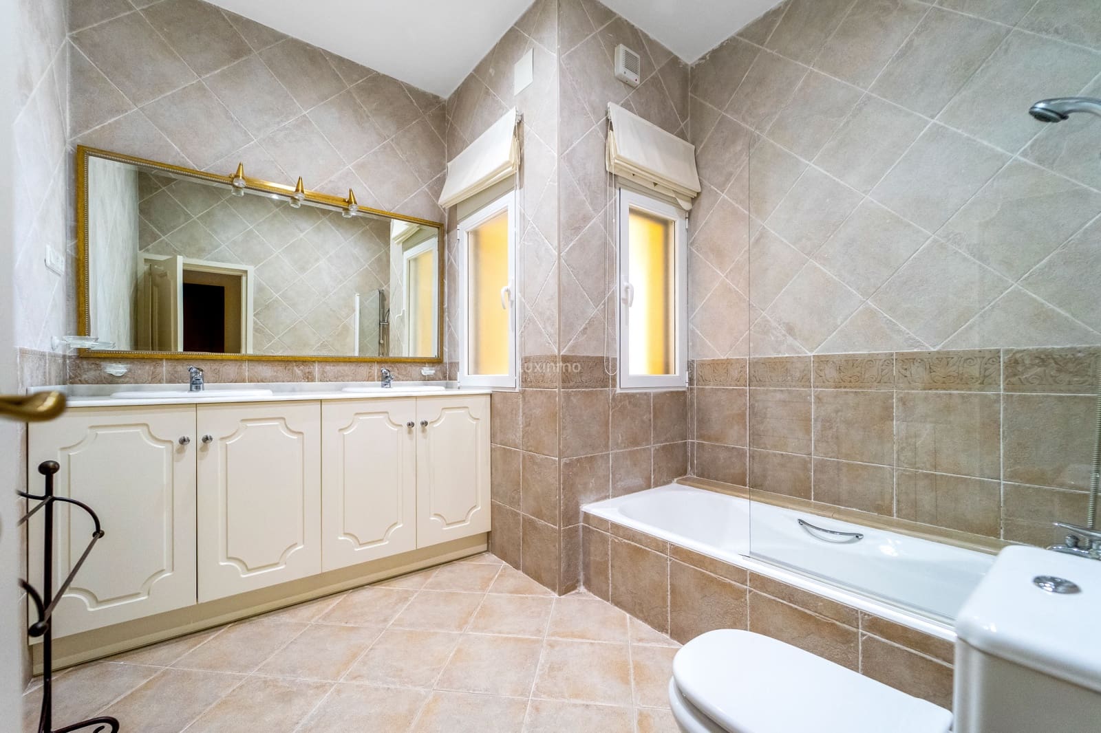 5 bedroom Villa for sale in Altea with pool garage - € 1,375,000 (Ref: 9006333)