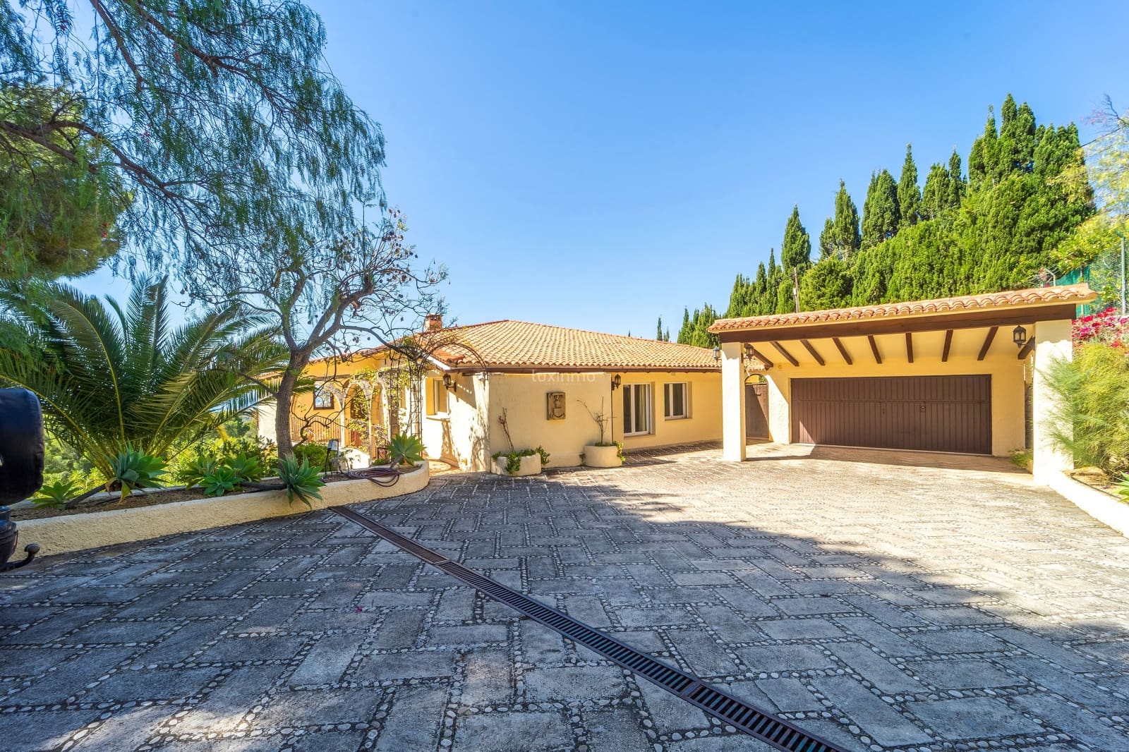 5 bedroom Villa for sale in Altea with pool garage - € 1,375,000 (Ref: 9006333)