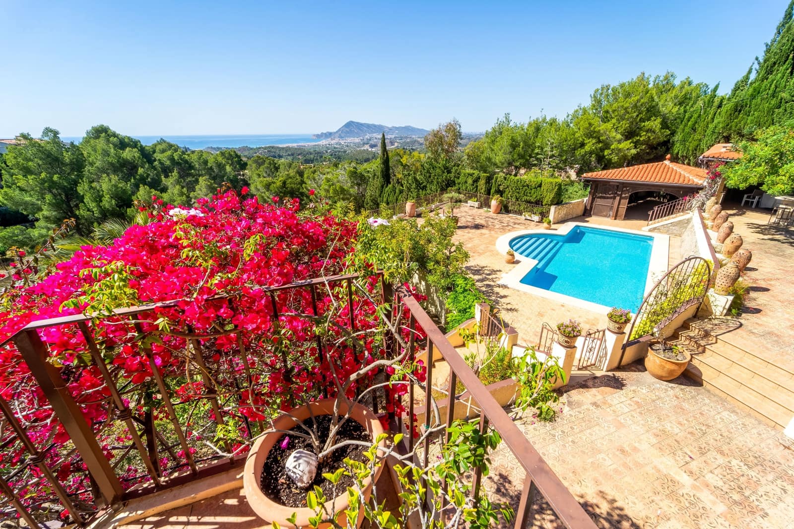 5 bedroom Villa for sale in Altea with pool garage - € 1,375,000 (Ref: 9006333)