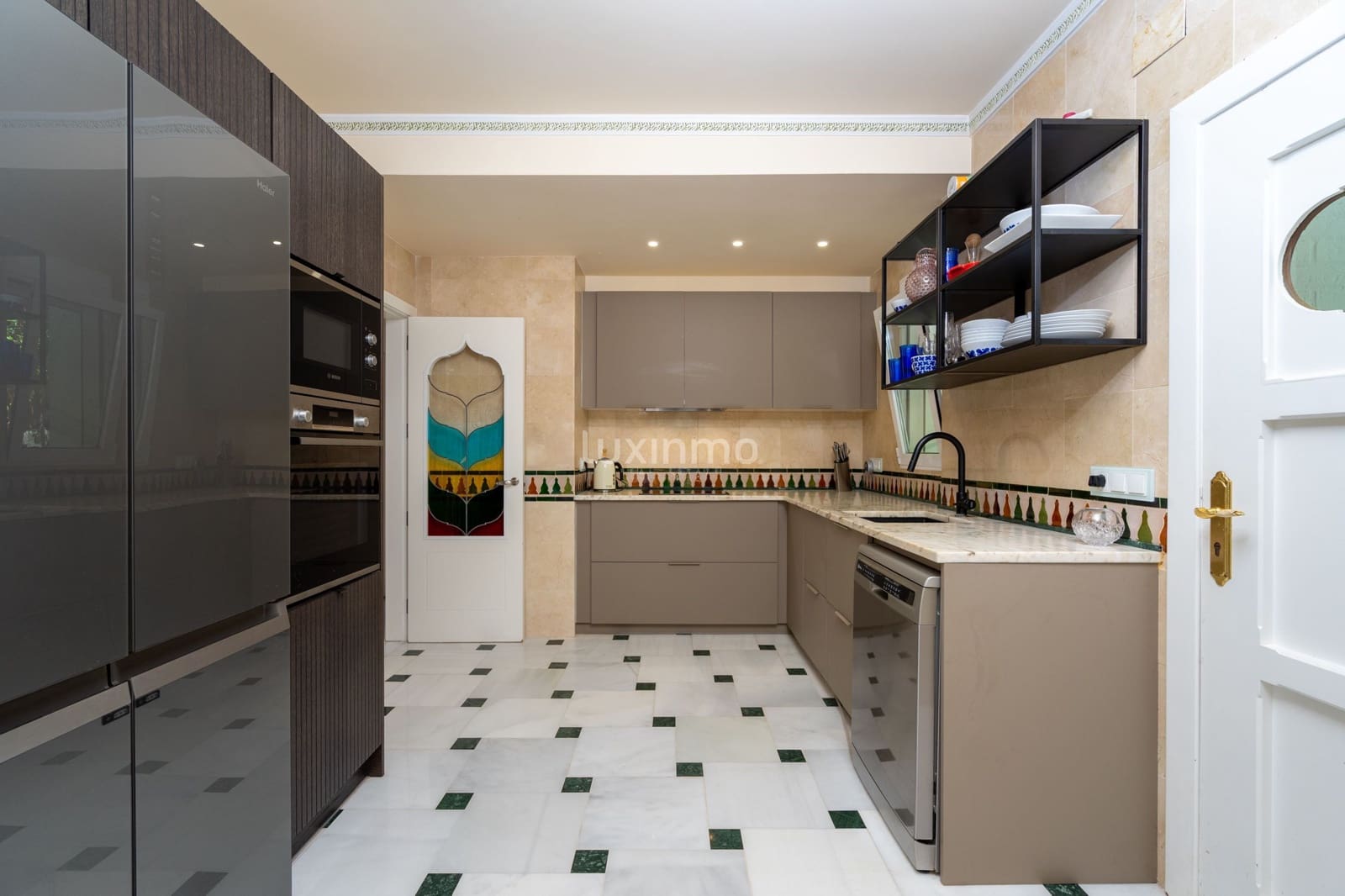 6 soverom Villa til salgs i El Campello med svømmebasseng garasje - € 1 995 000 (Ref: 9023603)