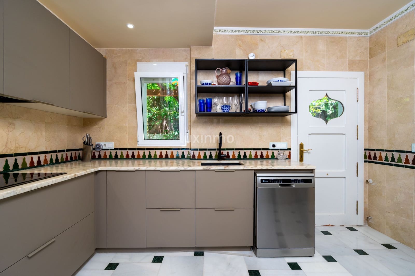 6 soverom Villa til salgs i El Campello med svømmebasseng garasje - € 1 995 000 (Ref: 9023603)