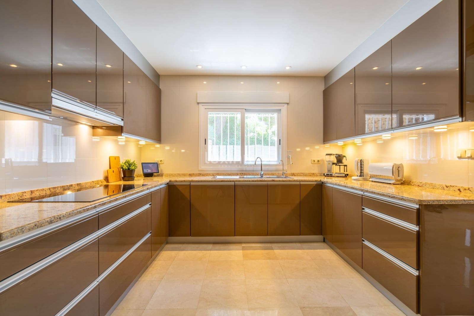 4 bedroom Villa for sale in Altea with pool garage - € 1,550,000 (Ref: 9159131)