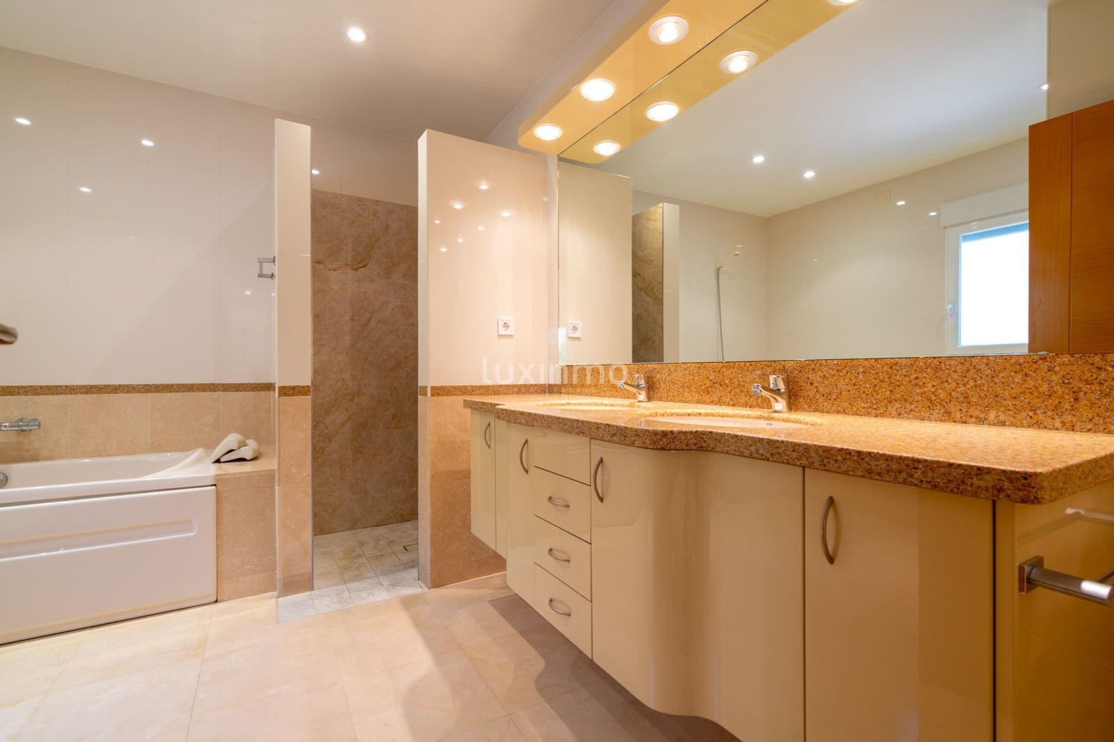 4 bedroom Villa for sale in Altea with pool garage - € 1,550,000 (Ref: 9159131)