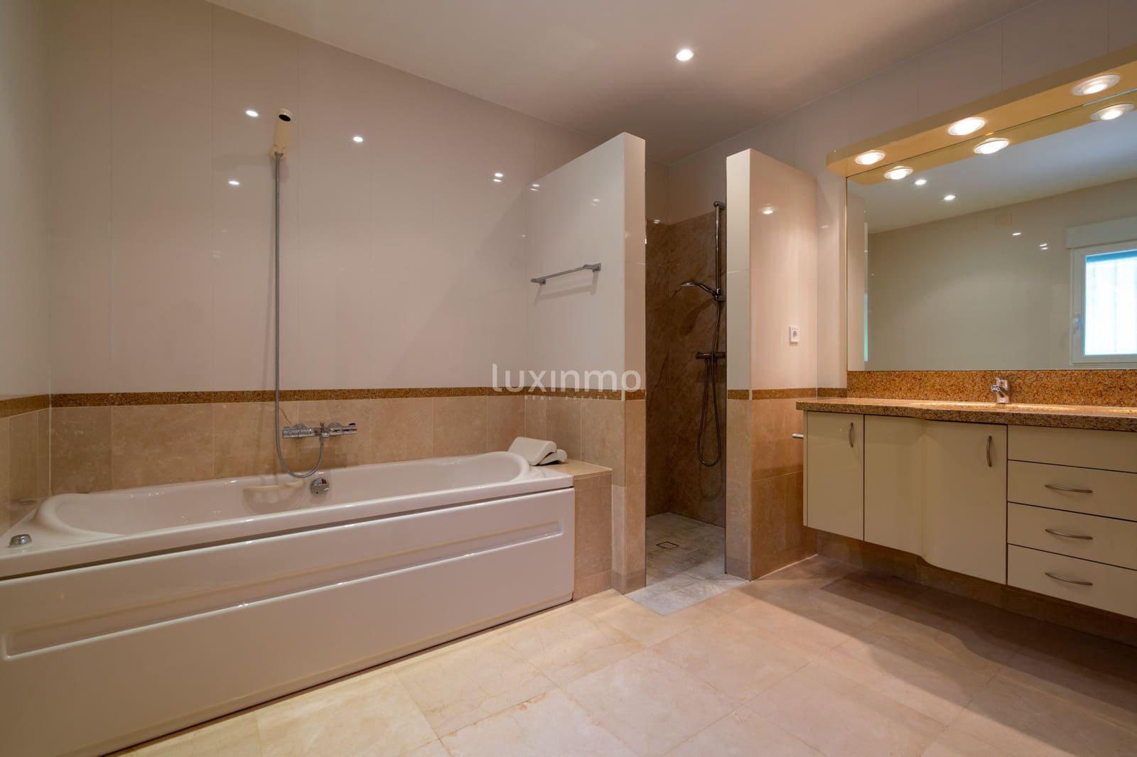 4 bedroom Villa for sale in Altea with pool garage - € 1,550,000 (Ref: 9159131)