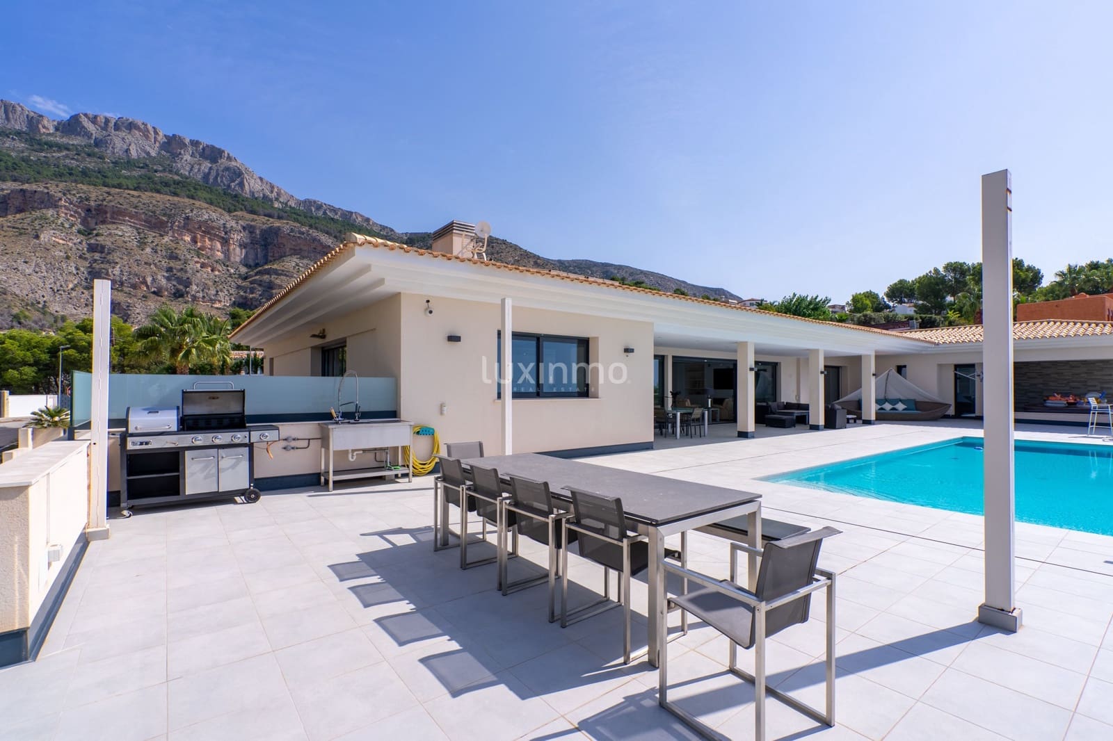 5 bedroom Villa for sale in Altea with pool garage - € 3,500,000 (Ref: 9168351)