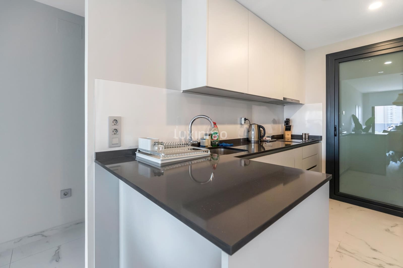 2 soverom Leilighet til leie i Benidorm med svømmebasseng garasje - € 1 800 (Ref: 9251620)