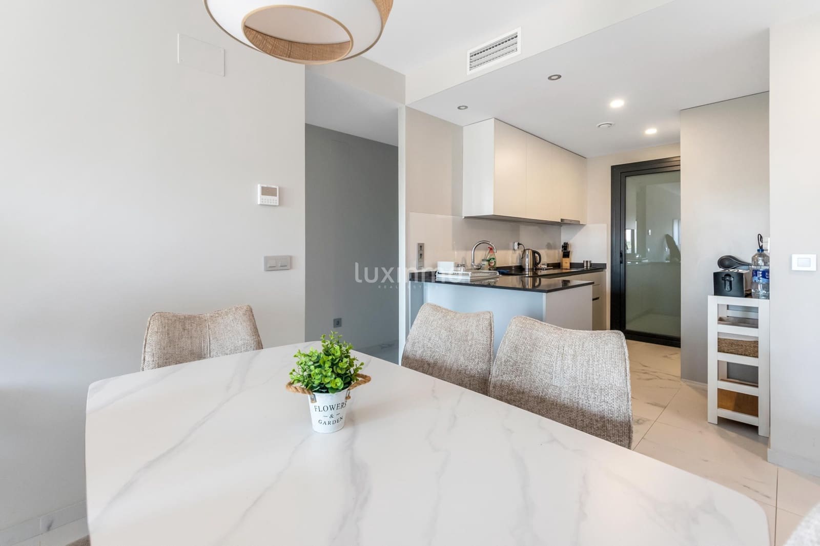 2 soverom Leilighet til leie i Benidorm med svømmebasseng garasje - € 1 800 (Ref: 9251620)