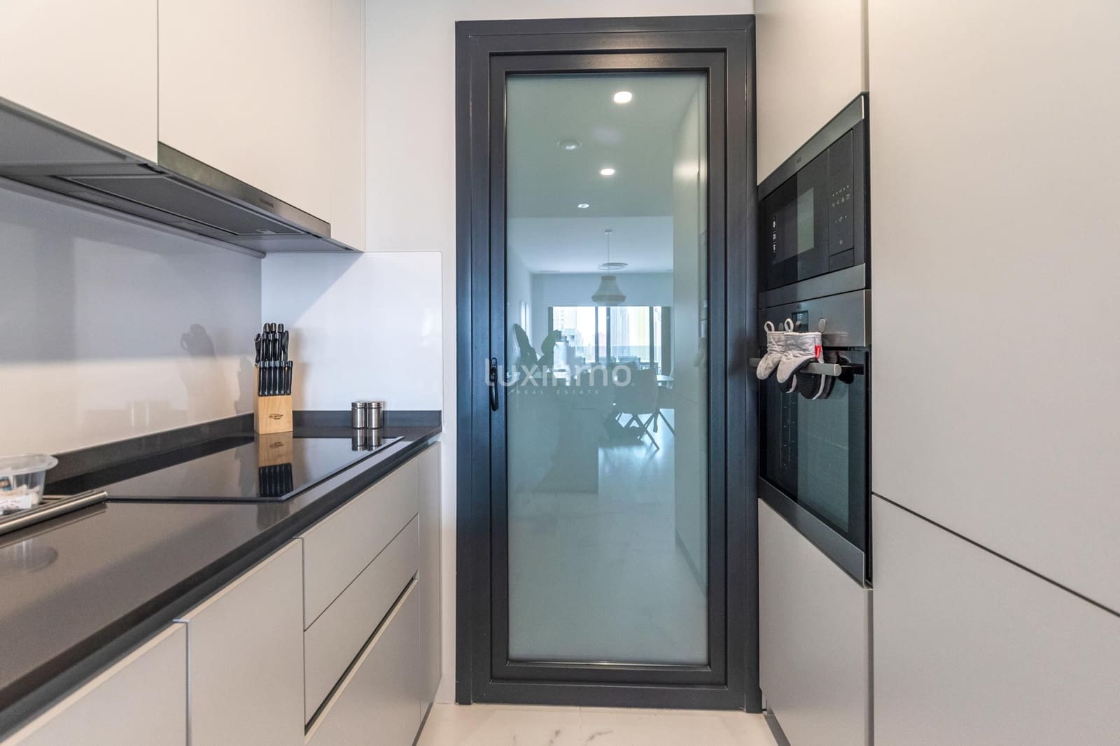 2 soverom Leilighet til leie i Benidorm med svømmebasseng garasje - € 1 800 (Ref: 9251620)