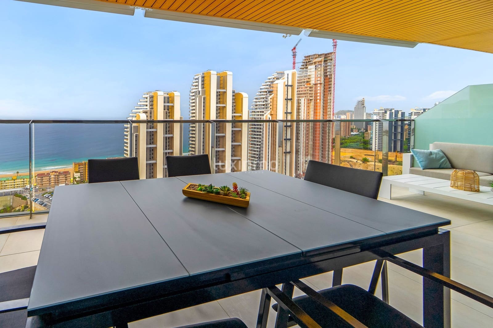 3 bedroom Apartment for rent in Benidorm with pool garage - € 2,750 (Ref: 9311618)